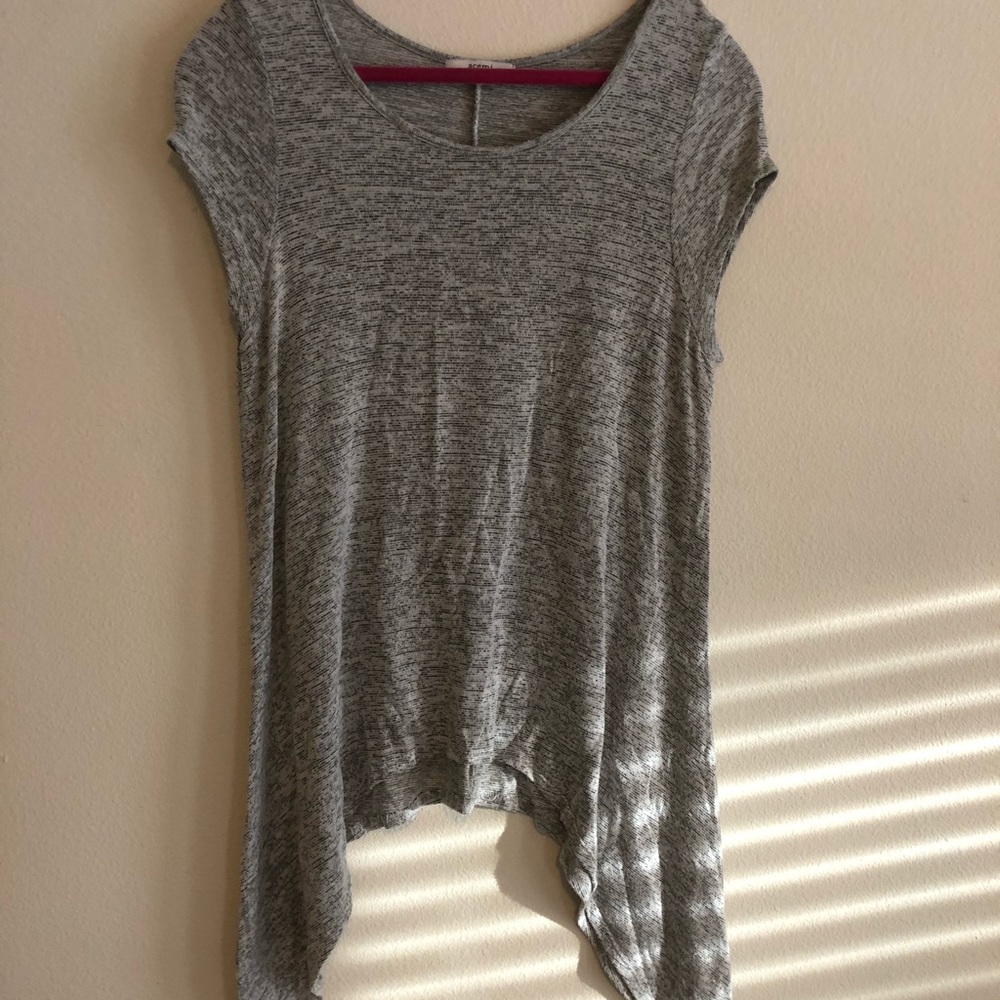 Soft gray acemi high-low shirt.